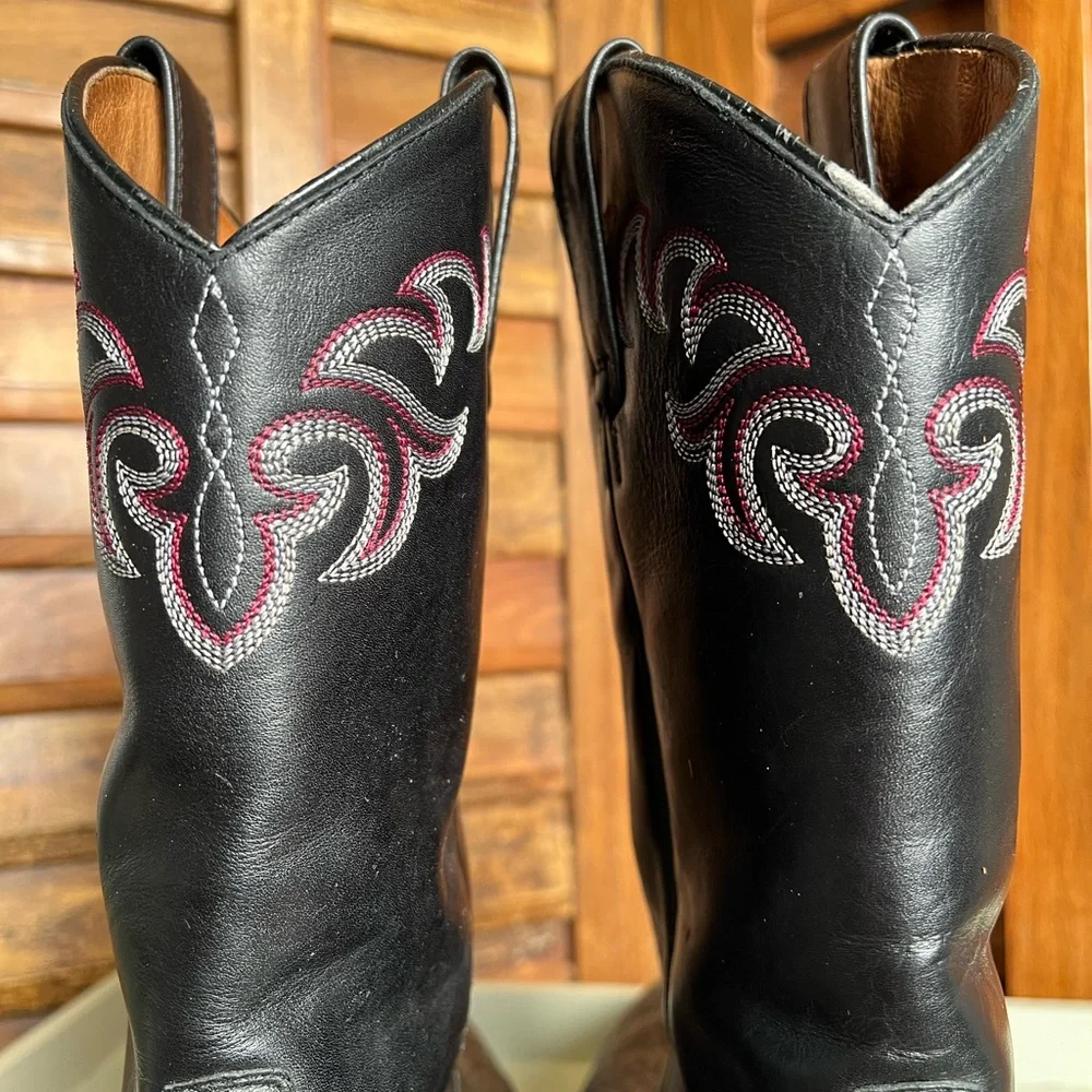 Free Shipping- 🙌 Men's- Ariat black leather cowboy work boots. Rounded toe.